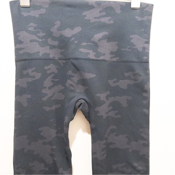 SPANX Look at Me Now Seamless Camo High Rise Crop Leggings - Picture 3 of 6
